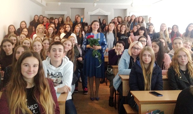 Фото на пам'ять зі студентами